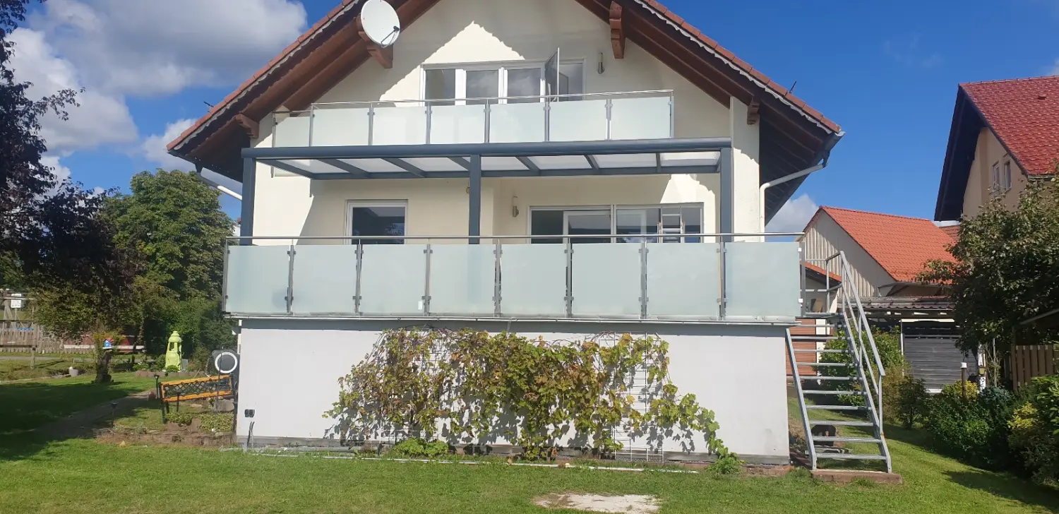 Schlosserei Güler – Haus mit Balkongeländer
